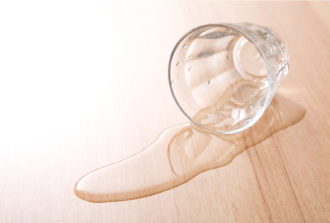 コップからこぼれた水 コップからこぼれた水