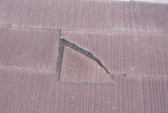 スレート屋根が割れて雨水侵入口を作ってしまっている スレート屋根が割れて雨水侵入口を作ってしまっている