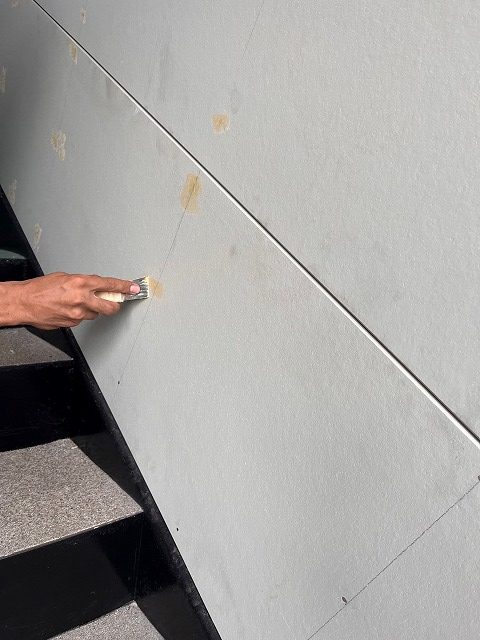 ビス穴パテ補修