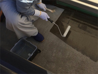 ベランダ床にプライマーを塗布