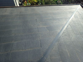 町田市小山ヶ丘のお住まいの屋根カバー工事施工前の屋根