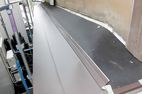 葺き替え工事で新しいガルバリウム鋼板の霧除けに施工完了