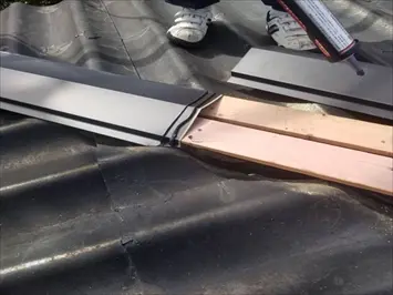 ガルバリウム鋼板の棟板金を取り付けて行きます