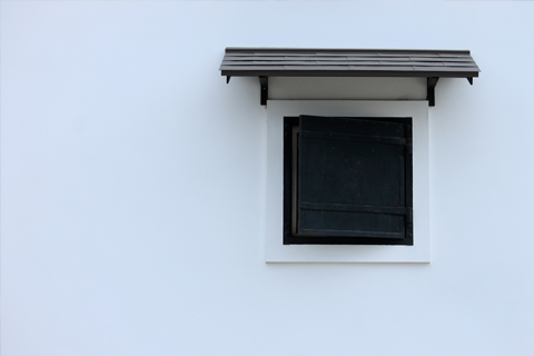 窓の上に設置された霧除け