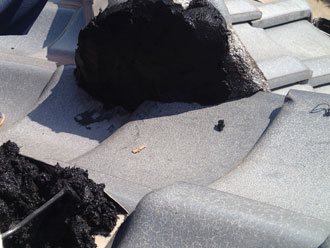 隅棟の頂点に大きく塗られた漆喰