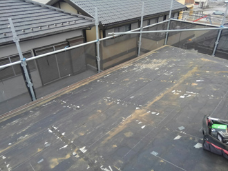 屋根材を剥がし清掃します