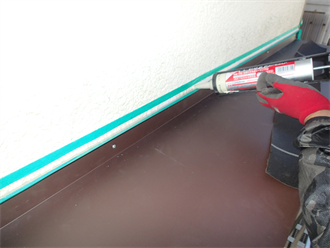 隙間にはシーリング材を打つ