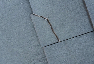 スレート屋根材の割れ スレート屋根材の割れ