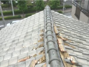 瓦が崩れたりめくれた屋根