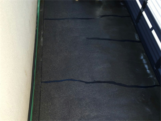 ベランダ床のひび割れ箇所をシーリング材で補修