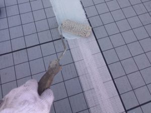 通気緩衝シートの継ぎ目にはクロスを貼ります