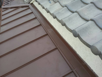 取り合いに板金を設置