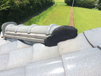 漆喰の補修工事が完了した大屋根の隅棟