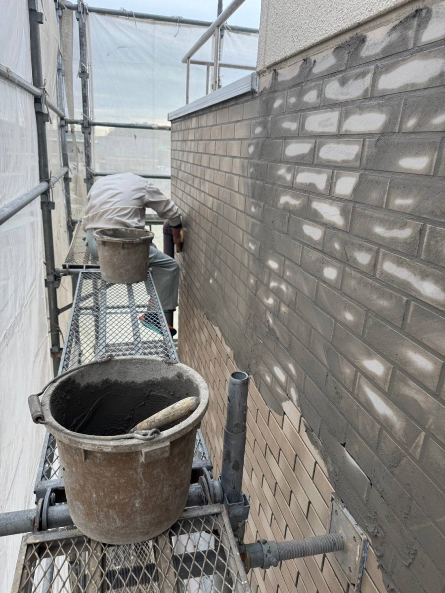 タイル目地埋め作業