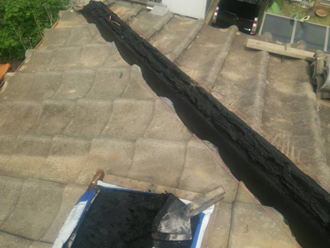 南蛮漆喰で棟瓦の土台を形成