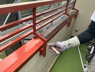 笠木（手摺り）の錆び止め塗装