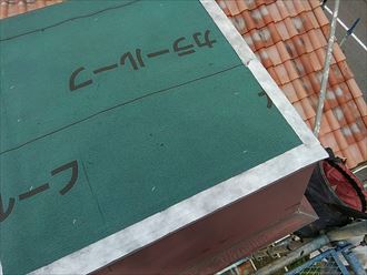 ルーフィング材を敷設し端に防水テープを貼る