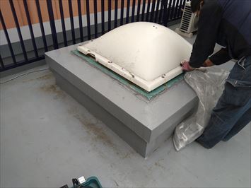 既存の天窓カバーを撤去