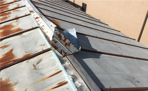 剥がれた棟板金