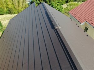 頂上に棟板金を設置