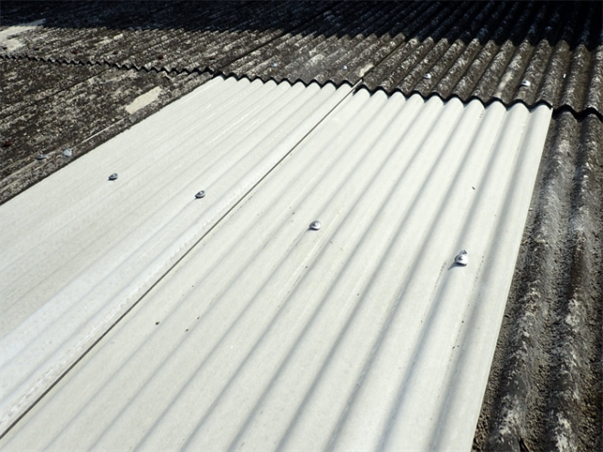 倉庫の波スレート屋根を復旧