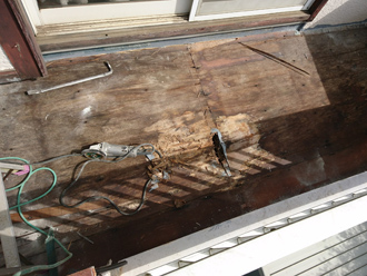 既存の床材を剥がす