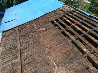 金属波板と防水紙、野地板を剥がしていきます