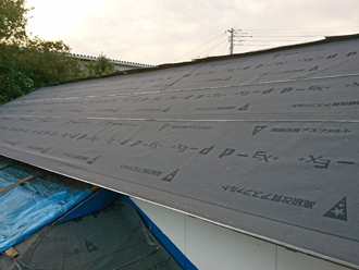 ルーフィング（防水紙）を敷設します