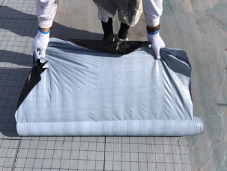 プライマーの後、シートを設置していきます