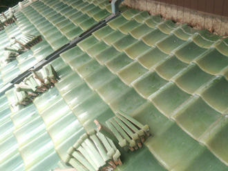 解体した瓦を整理する