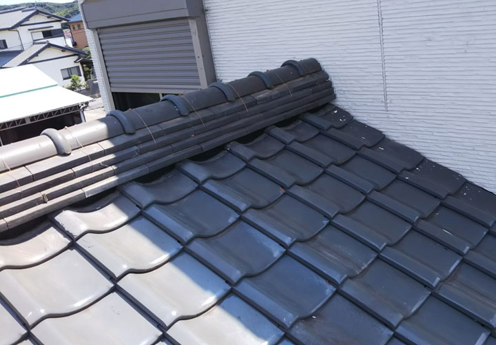 葺き直し工事と棟の取り直し工事が完了した瓦屋根