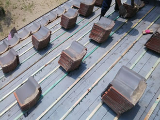 桟木に固定する下屋の瓦