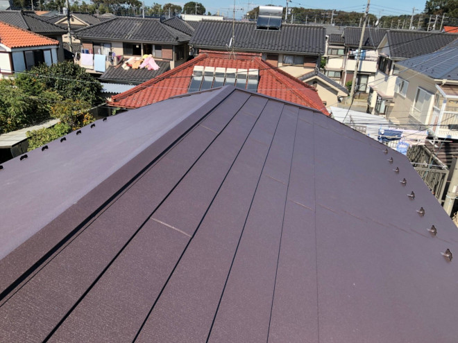 雨漏りを起こしたコロニアルの屋根はスーパーガルテクトでカバー工事