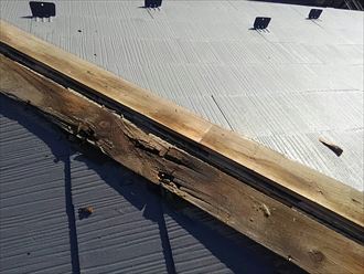 経年劣化によって貫板が腐食し、棟板金が飛散