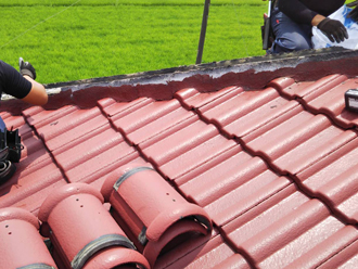 南蛮漆喰で棟瓦の土台を形成