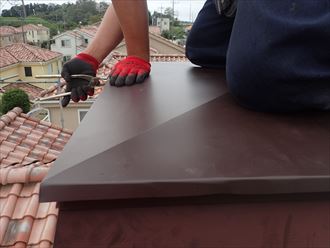 香取郡神崎町四季の丘にて台風で捲れた飾り煙突を復旧し雨漏りの不安を解消