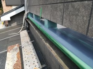 室外機のホースがある程度長ければ専用の架台に載せて移動させます