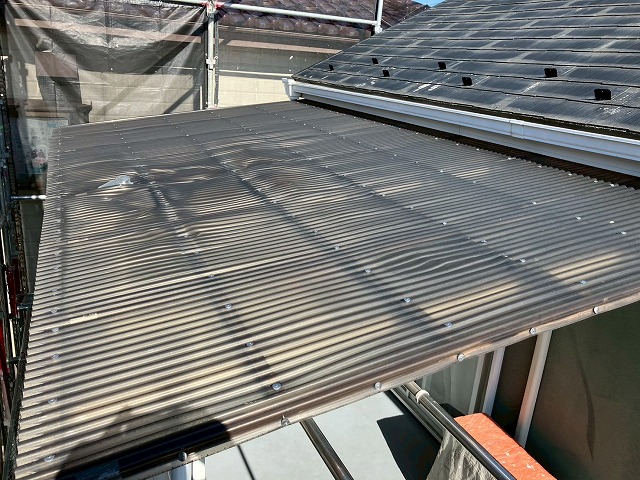 幸手市でベランダ屋根の波板がボコボコ！熱膨張による劣化をポリカーボネート交換で解決