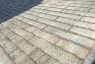 劣化が進行して寿命を迎えたスレート屋根