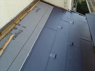 軒先からスーパーガルテクトを葺きます