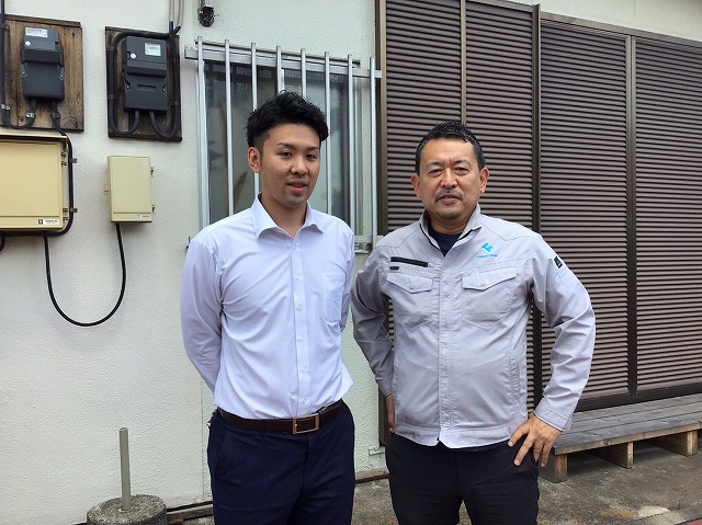 屋根の雨漏りを解消させていただいたお客様と写真を撮らせていただきました。