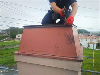 飾り煙突の板金は隙間が出来ないように上から押さえるようにして取り付けます