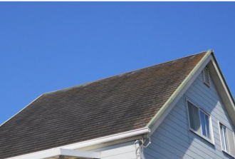 屋根に勾配を付けて雨が流れやすくする