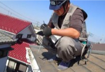 屋根上での作業の様子 普段見えないところもプロの目でチェック