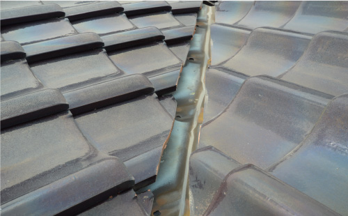 錆びて穴の空いた谷板金