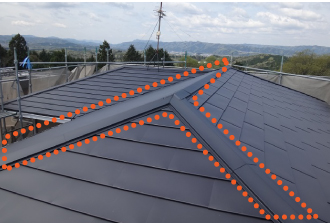 棟板金とは屋根の面が重なり合い山を作っている部分のこと