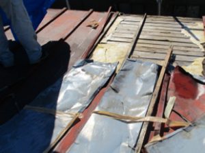 部分的に剥がれた金属屋根