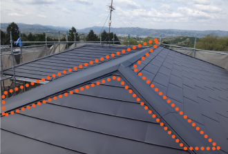 屋根の頂点にある棟板金