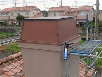 雨水が入り込みやすそうな箇所にはコーキング材を打ちます