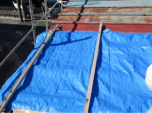 金属屋根の雨養生